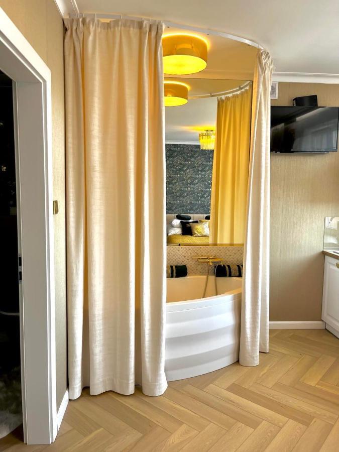 Gold Apartments Jacuzzi Room Czestochowa Exterior photo